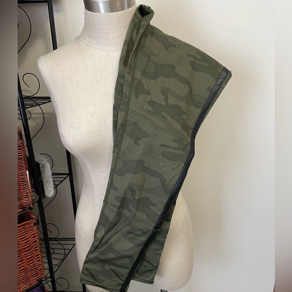 White birch athletic leggings ankle length faux leather green camo Large nwot - Picture 2 of 5